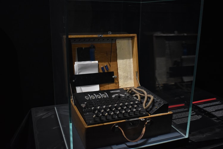 Gli enigmi da risolvere escape room: storia della crittografia 5 photo 1572435555646 7ad9a149ad91