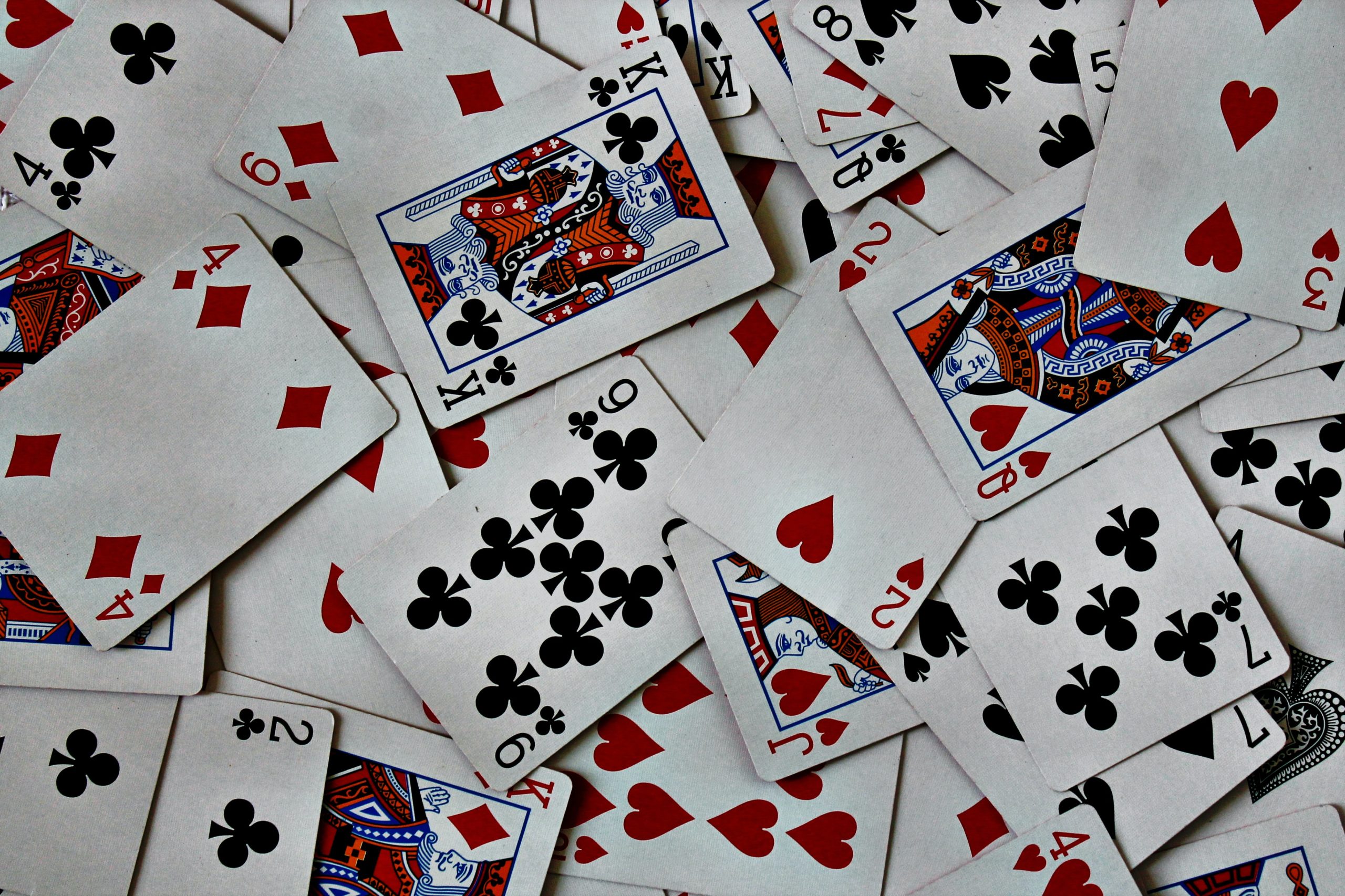 Burraco online: 3 siti dove giocare 7 amanda jones P787 xixGio unsplash 1 scaled