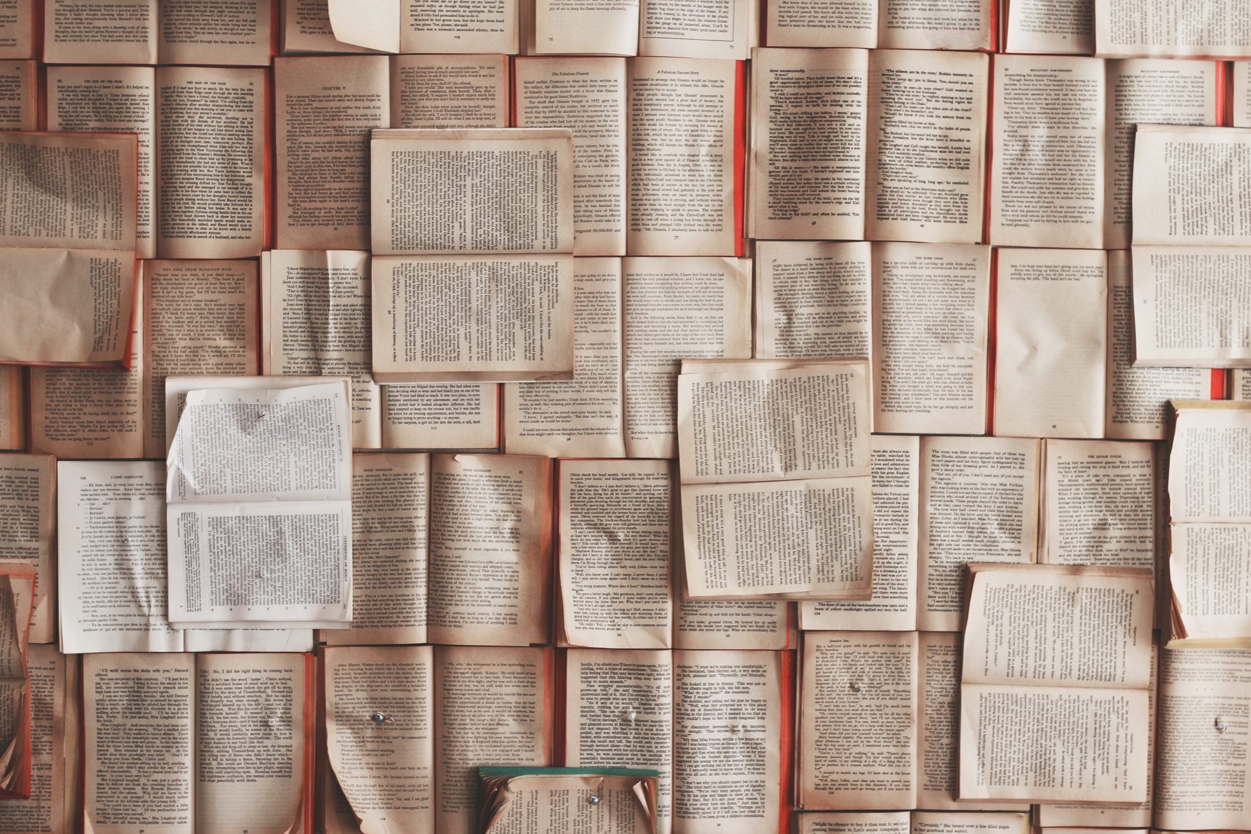 Escape Room temi letterari: 4 libri che li hanno ispirato 9 patrick tomasso Oaqk7qqNh c unsplash scaled